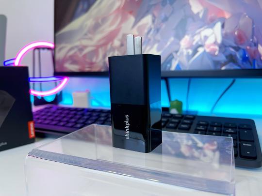 小巧便携又安全!体验联想65w口红电源