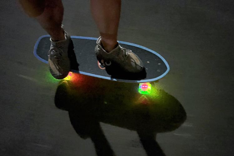 新手入门第一块FED陆地冲浪板！在平地体验到了海上冲浪感，闪光设计好炫酷