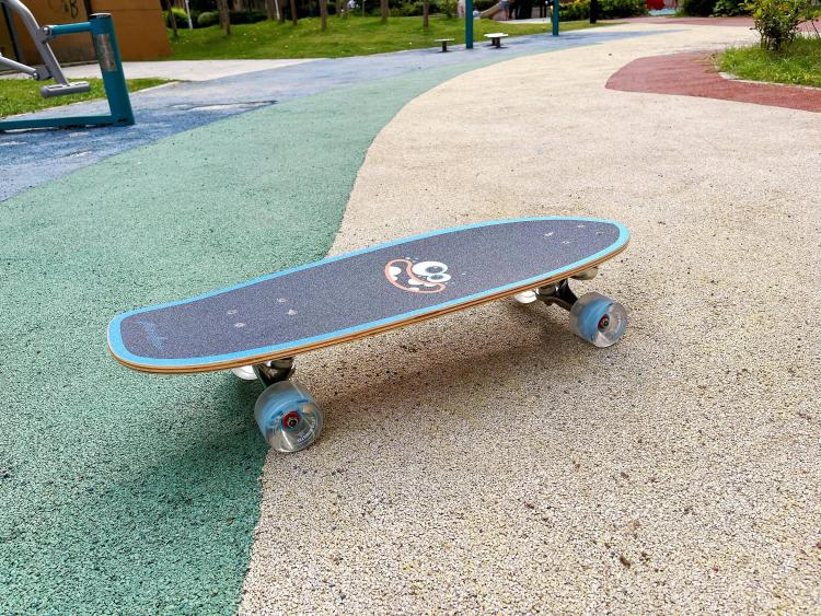 新手入门第一块FED陆地冲浪板！在平地体验到了海上冲浪感，闪光设计好炫酷