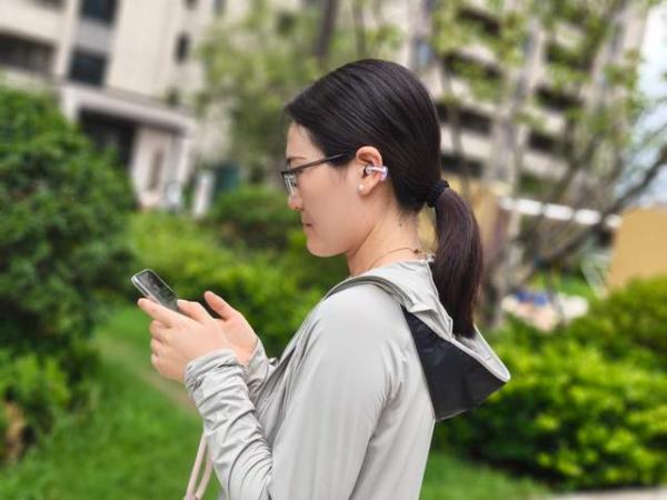 开放式耳机到底有多卷，看看QCY C50耳夹式蓝牙耳机就明白了