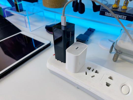 小巧便携又安全!体验联想65w口红电源