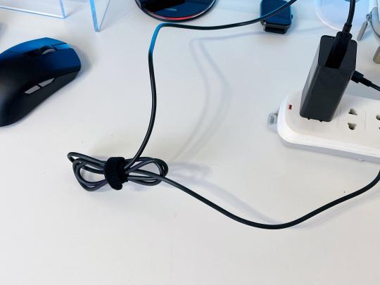 小巧便携又安全!体验联想65w口红电源