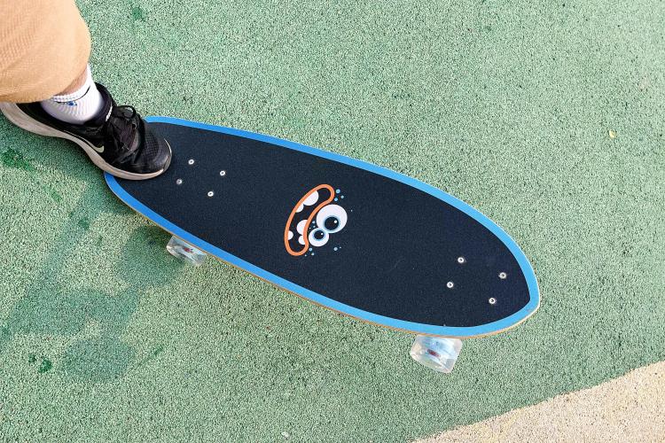 新手入门第一块FED陆地冲浪板！在平地体验到了海上冲浪感，闪光设计好炫酷