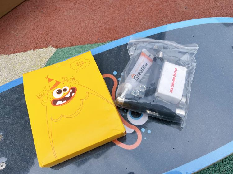 新手入门第一块FED陆地冲浪板！在平地体验到了海上冲浪感，闪光设计好炫酷