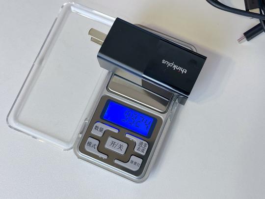 小巧便携又安全!体验联想65w口红电源