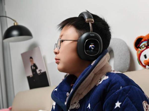 带智能交互灵动屏的耳机见过吗？南卡Show头戴式耳机科技感十足