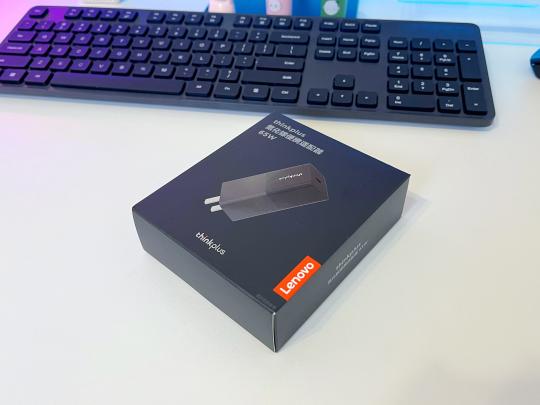 小巧便携又安全!体验联想65w口红电源