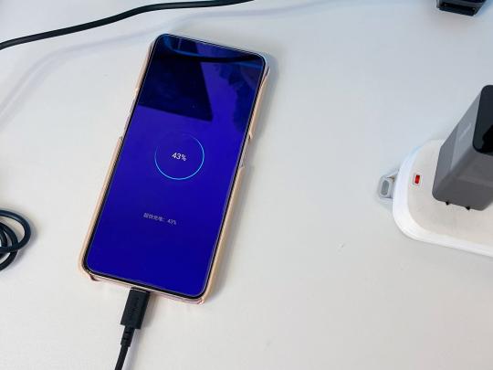 小巧便携又安全!体验联想65w口红电源