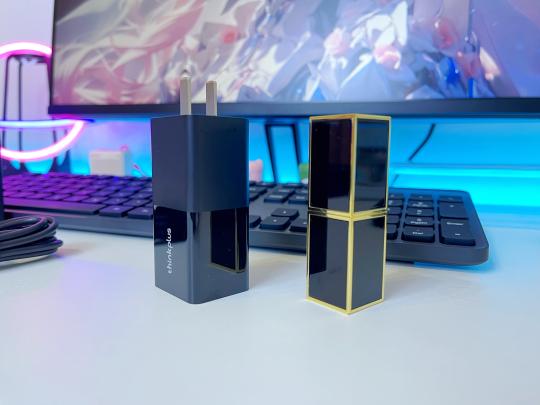 小巧便携又安全!体验联想65w口红电源