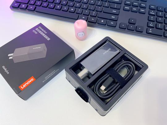 小巧便携又安全!体验联想65w口红电源