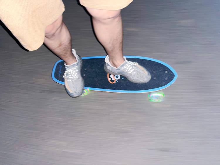 新手入门第一块FED陆地冲浪板！在平地体验到了海上冲浪感，闪光设计好炫酷