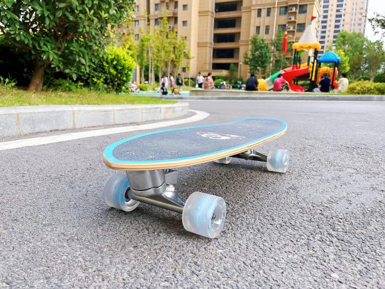 新手入门第一块FED陆地冲浪板！在平地体验到了海上冲浪感，闪光设计好炫酷