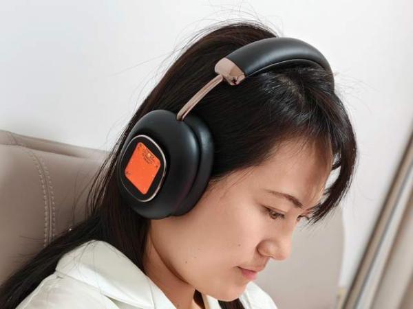 带智能交互灵动屏的耳机见过吗？南卡Show头戴式耳机科技感十足